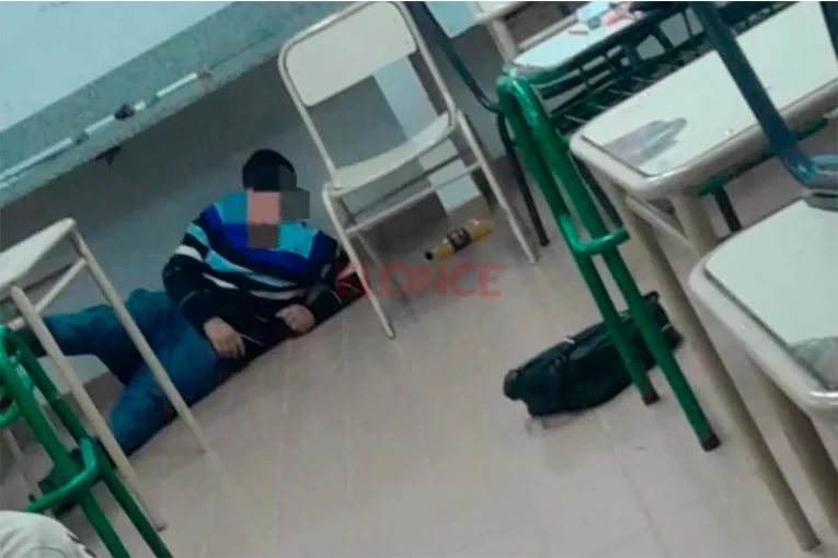 Alumnos de una escuela de Paraná debieron meterse debajo de los bancos por un tiroteo