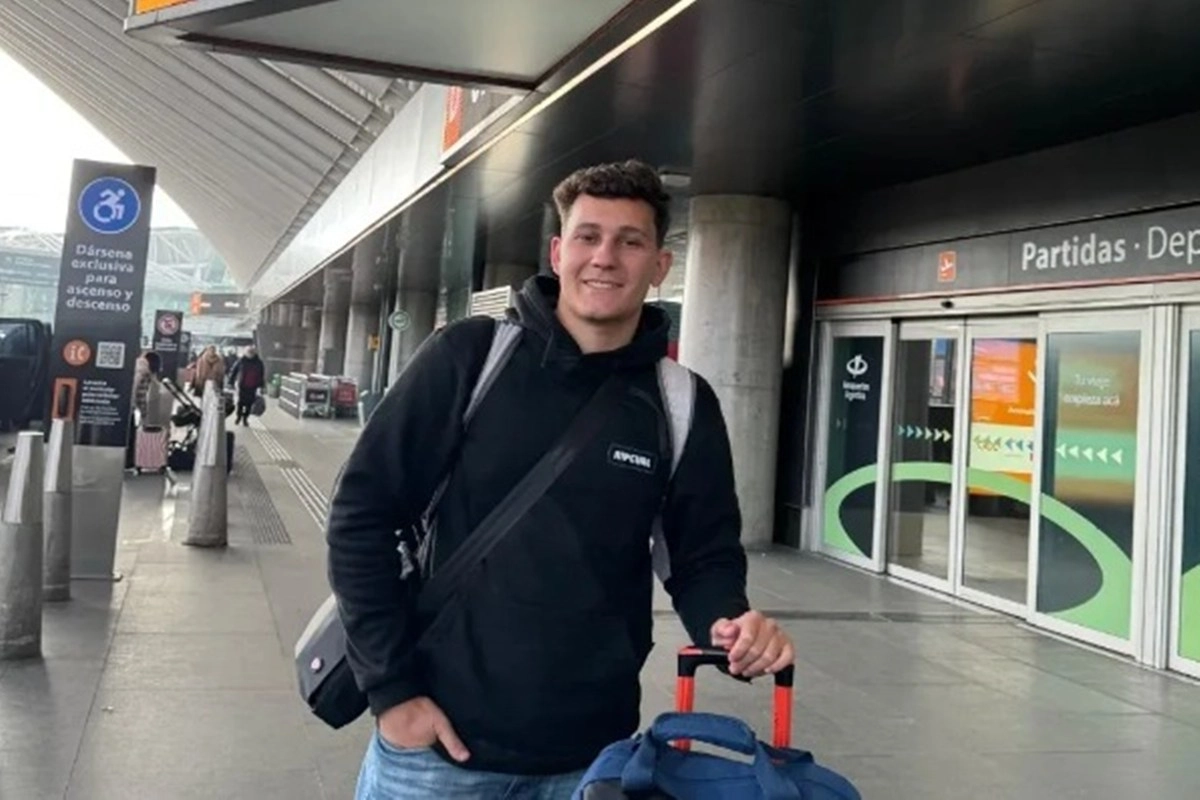 El joven estudiante partiendo desde Ezeiza. El joven estudiante partiendo desde Ezeiza.