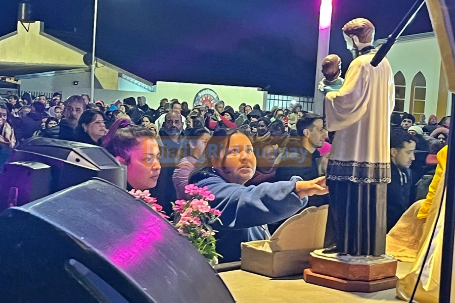Miles de fieles ya pasaron a pedir y a agradecer