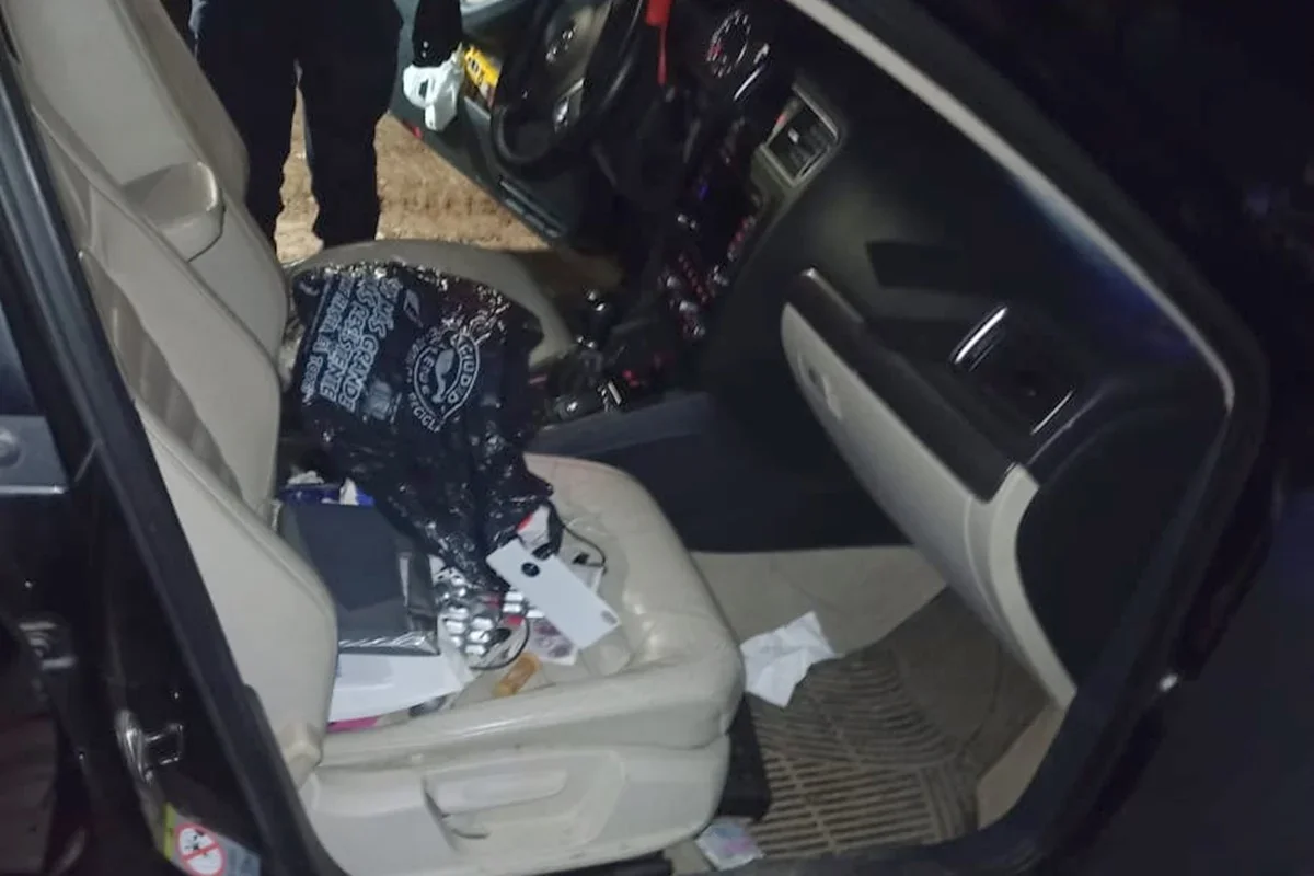 El detenido se conducía con dos mujeres, en el interior del rodado. El detenido se conducía con dos mujeres, en el interior del rodado.