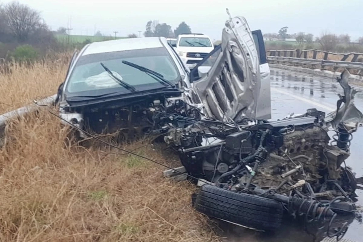 El auto quedó destrozado por el impacto. El auto quedó destrozado por el impacto.