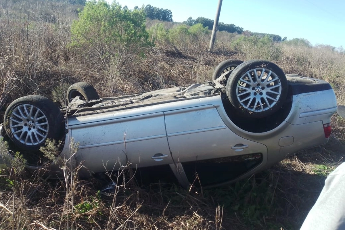 El vehículo terminó volcando sobre la banquina.