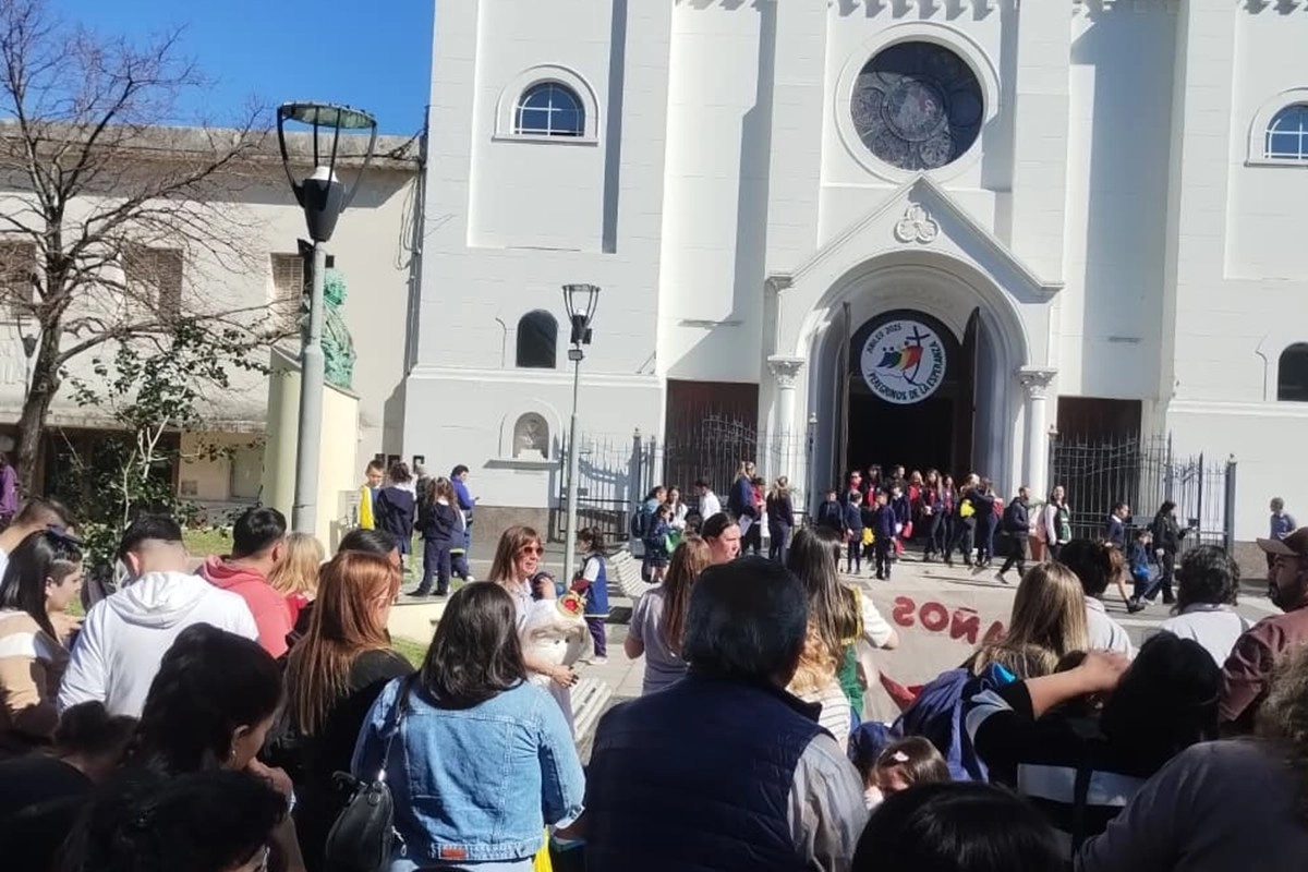 Mas de 1000 personas caminaron hasta la catedral de Concordia. Mas de 1000 personas caminaron hasta la catedral de Concordia.