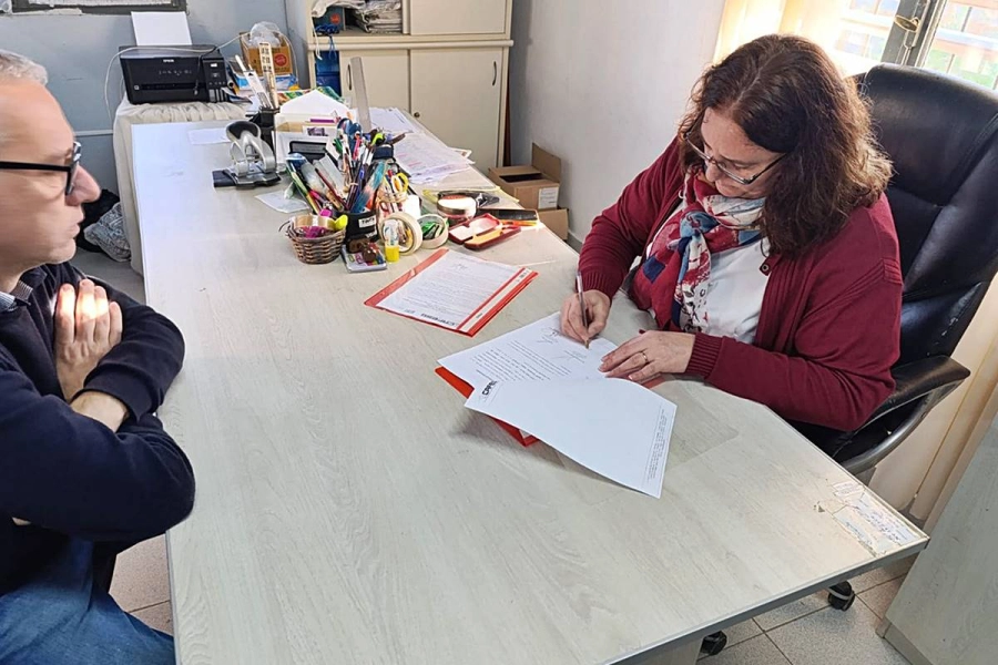 El acta fue firmada por el vocal de CAFESG, Pablo Canali, y la directora de la escuela, Rosana Forclaz.