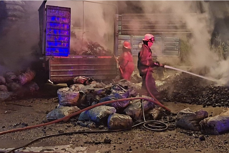 Un camión cargado de carbón se incendió al norte de Concordia