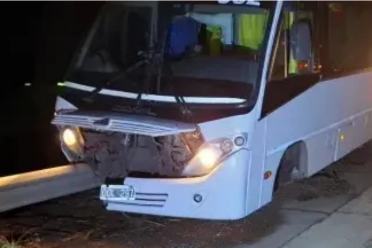 Se les salió el tren delantero y se incrustaron en un guardarrail de la ruta nacional 14