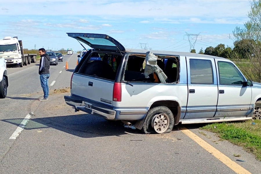 El guardarrail salió por la parte trasera de la camioneta