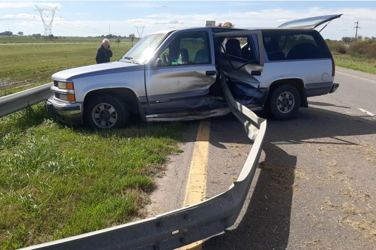 Otro vehículo que terminó con un guardarraíl incrustado en la Ruta Nacional 14