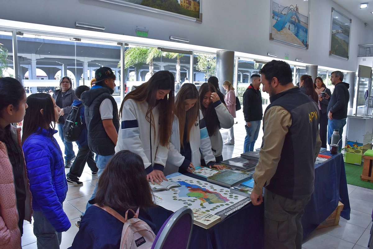 Feria del libro fue visitada por estudiantes concordienses. Feria del libro fue visitada por estudiantes concordienses.