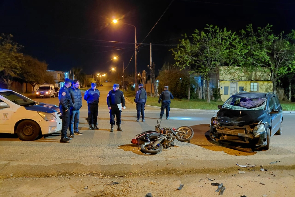 Los ocupantes de la moto debieron ser trasladados al hospital.