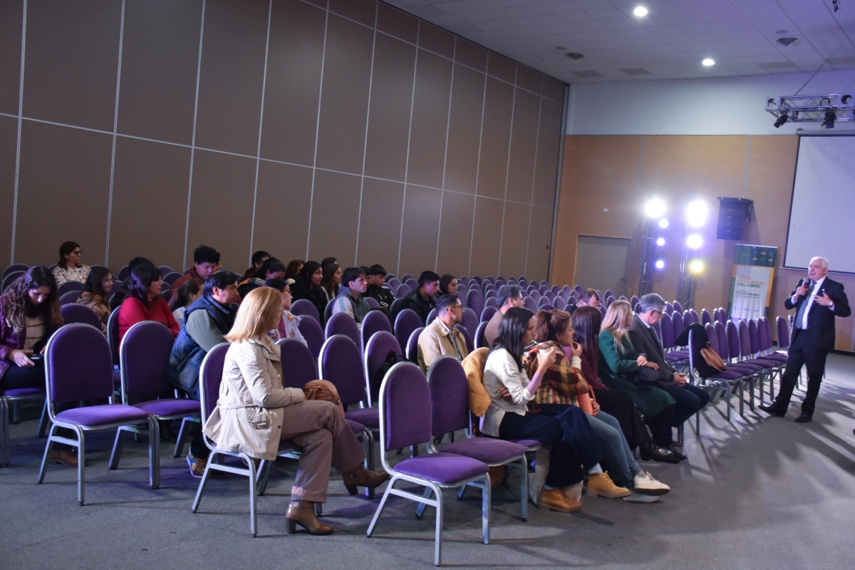 El Defensor General de la Provincia valorando el libro.