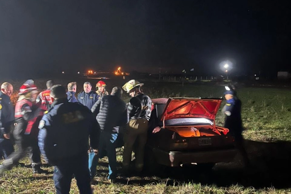 Un hombre quedó atrapado dentro del auto.