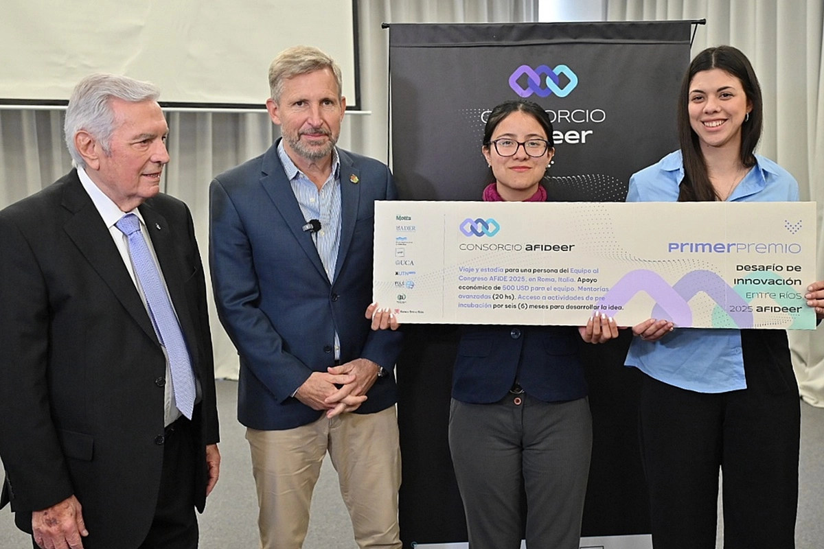Motta, Frigerio y dos de las estudianes premiadas en el Desafío de Innovación 2025 Motta, Frigerio y dos de las estudianes premiadas en el Desafío de Innovación 2025