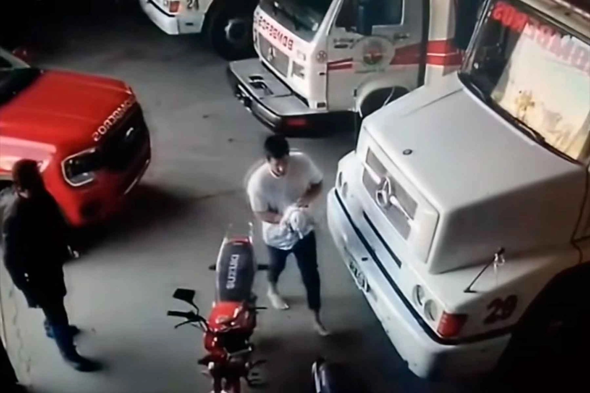 El bebé pudo salvarse gracias a los bomberos. El bebé pudo salvarse gracias a los bomberos.