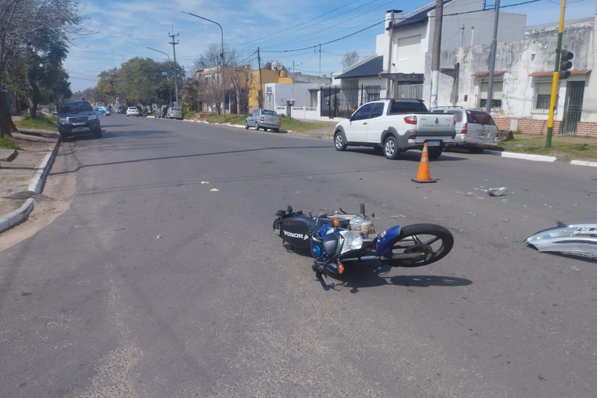 El motociclista fue derivado a quirófano por las lesiones sufridas. El motociclista fue derivado a quirófano por las lesiones sufridas.