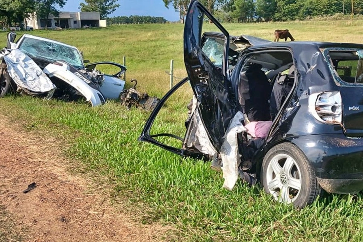Los dos vehículos chocaron de frente. Los dos vehículos chocaron de frente.