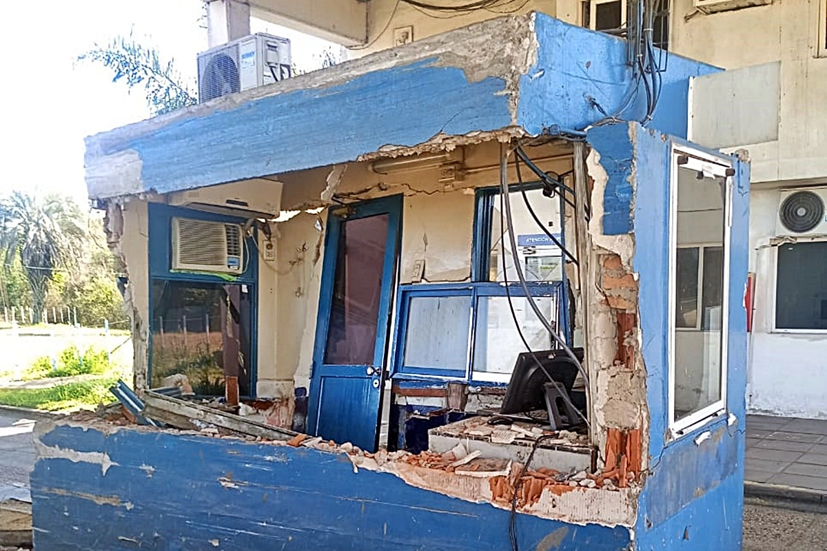 El choque provocó imporantes daños en una de las cabinas El choque provocó imporantes daños en una de las cabinas