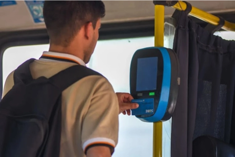 Los estudiantes tendrán un servicio especial en el transporte por los desfiles de carrozas