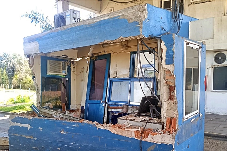 Un camión cargado con maquinaria agrícola destrozó una cabina del peaje Yeruá