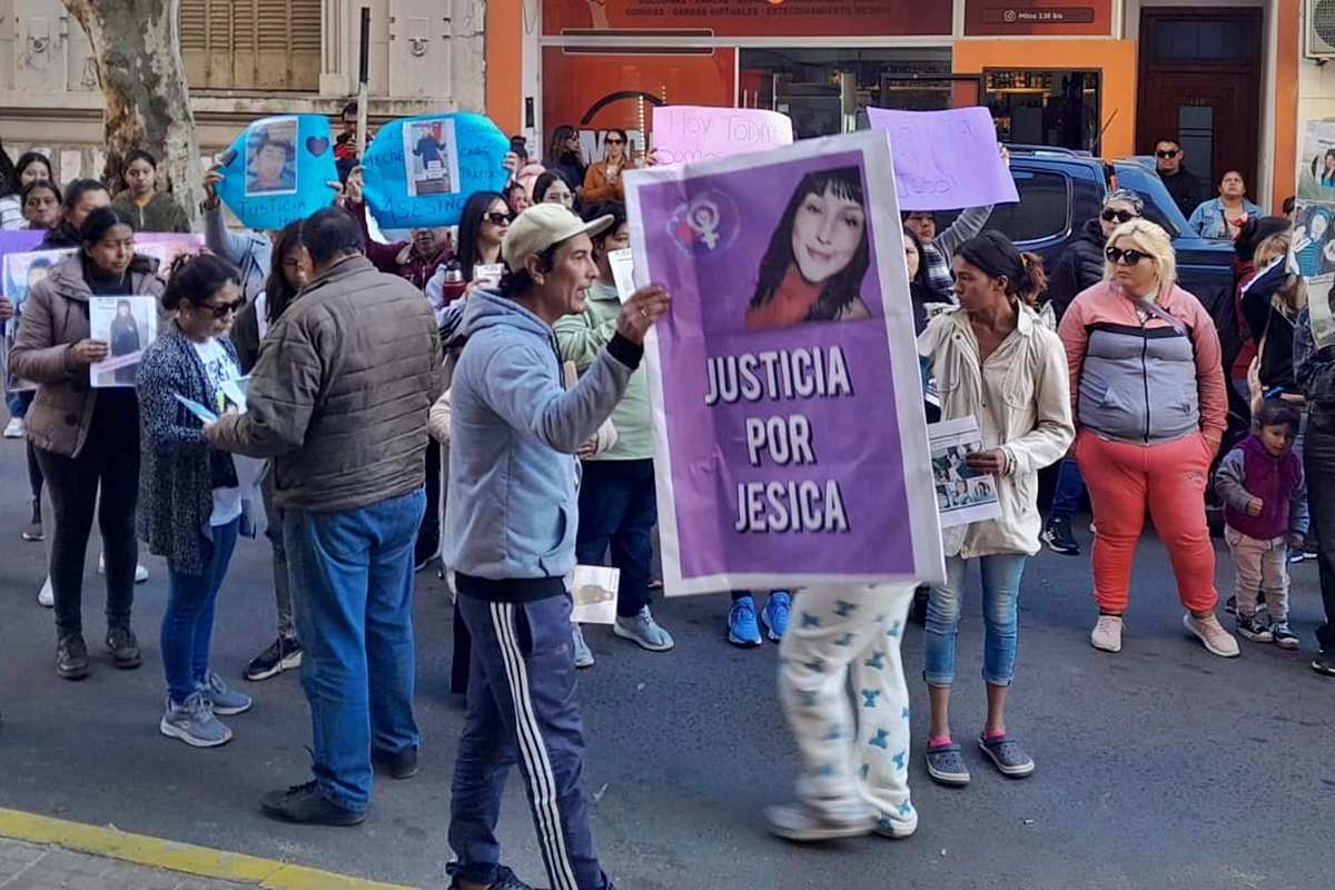 Los familiares de la víctima manifestandose en la mañana de este jueves, frente a los tribunales. Los familiares de la víctima manifestandose en la mañana de este jueves, frente a los tribunales.
