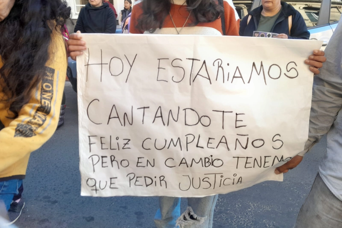 Familiares y amigos se reunieron frente a Tribunales. Familiares y amigos se reunieron frente a Tribunales.
