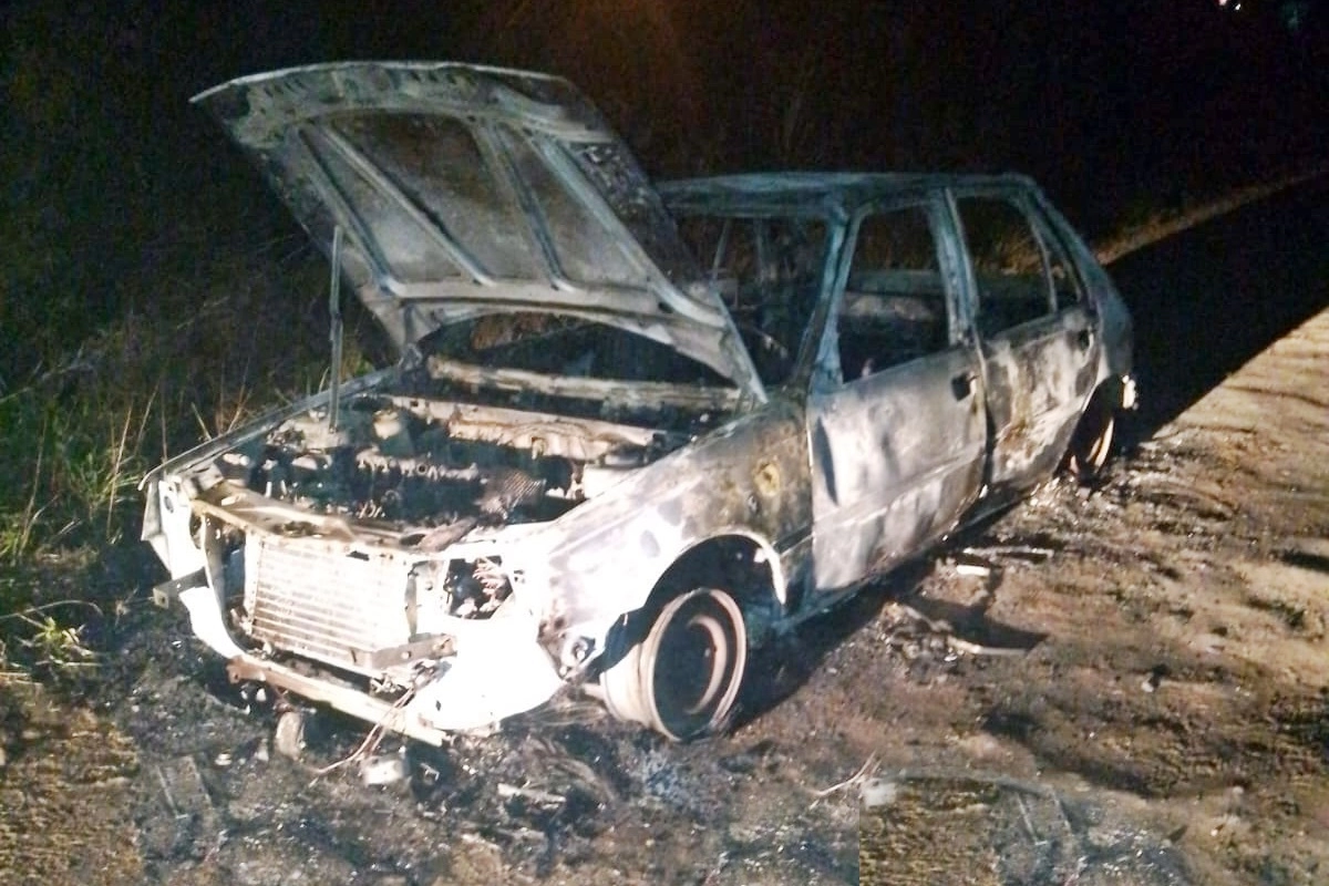 El auto sufrió destrucción total por el fuego El auto sufrió destrucción total por el fuego