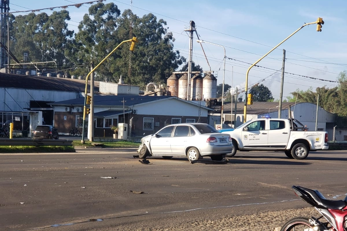 Tres vehículos se vieron involucrados en un fuerte impacto.