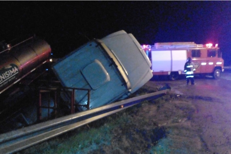 Un cami&oacute;n cisterna despist&oacute; y termin&oacute; volcando al sur de la provincia