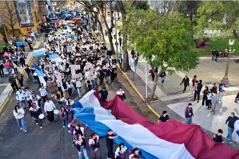 Los estudiantes tomaron las calles de Concordia con el tradicional banderazo