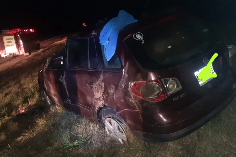 Un auto volc&oacute; al desestabilizarse con un bache en la Ruta 14