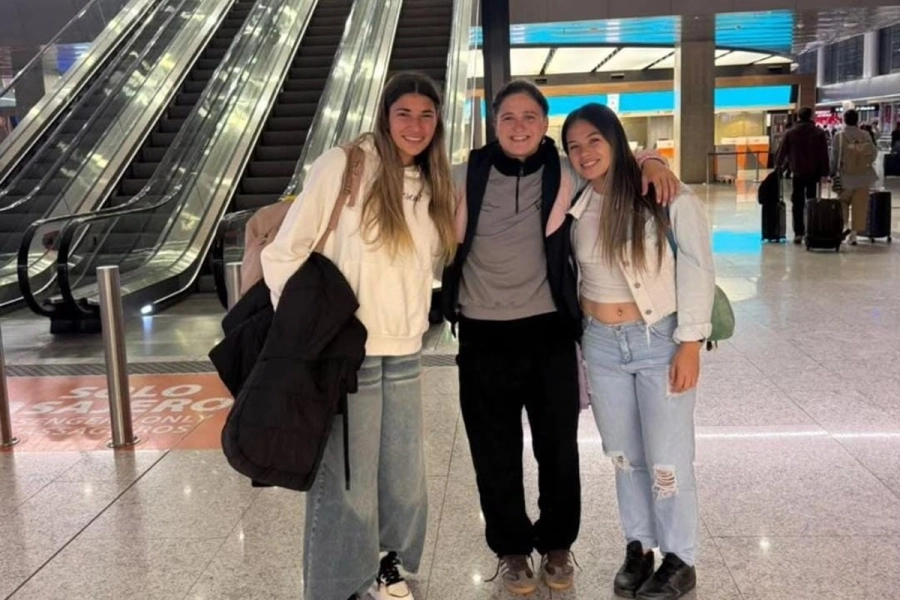 Caffaro -en el medio- a punto de viajar por el Aeropuerto Internacional de Ezeiza.