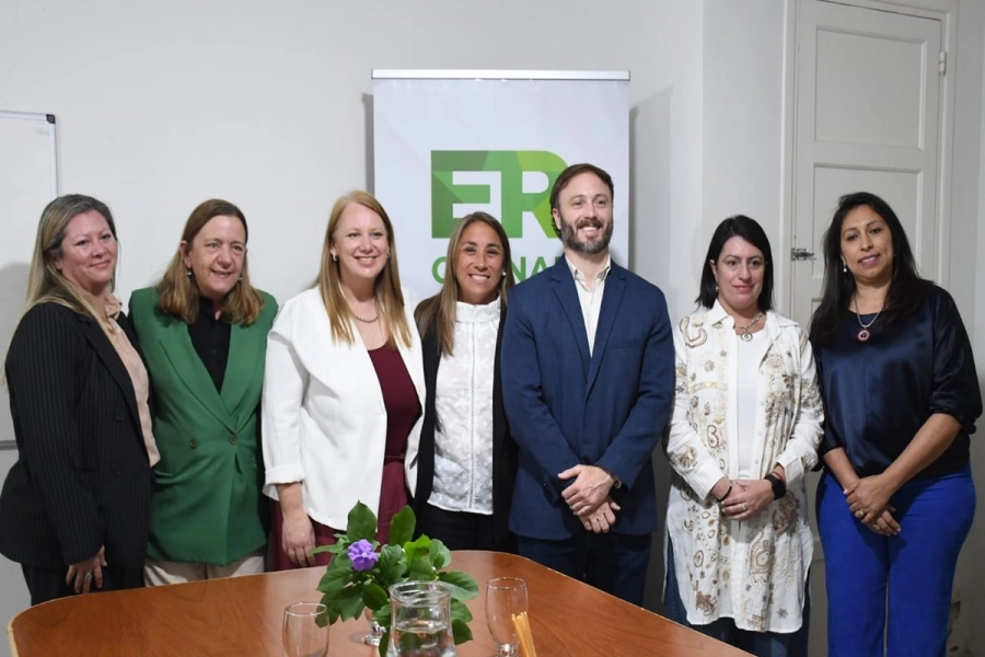 El Intendente Francisco Azcue y la Dip. Provincial Carola Laner junto a las autoridades de COPNAF local y provincial.