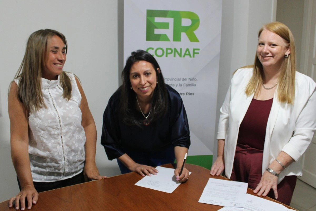 Lopez firmando como nueva máxima autoridad del COPNAF Concordia.