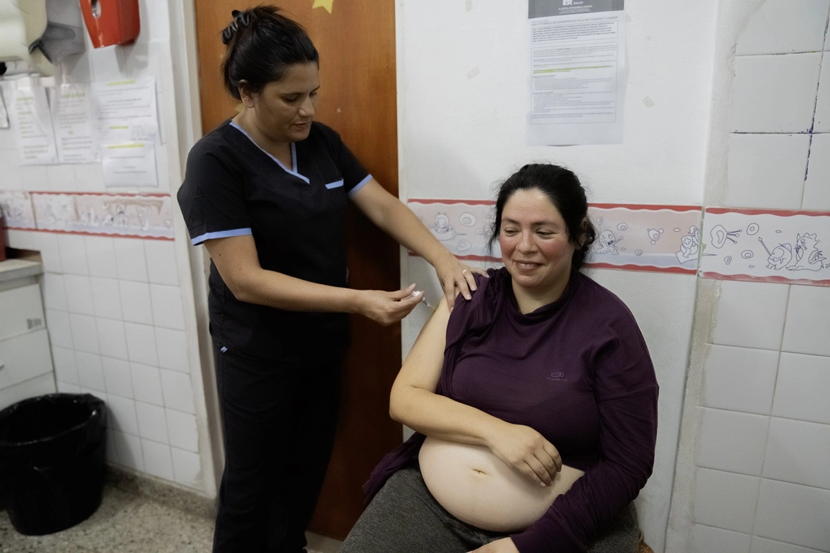 La inmunización está destinada a embarazadas entre las 32 y 36 semanas de gestación. La inmunización está destinada a embarazadas entre las 32 y 36 semanas de gestación.