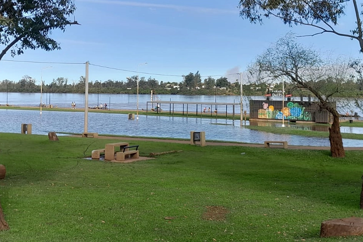 El río Uruguay sobre la costanera baja de Concordia
