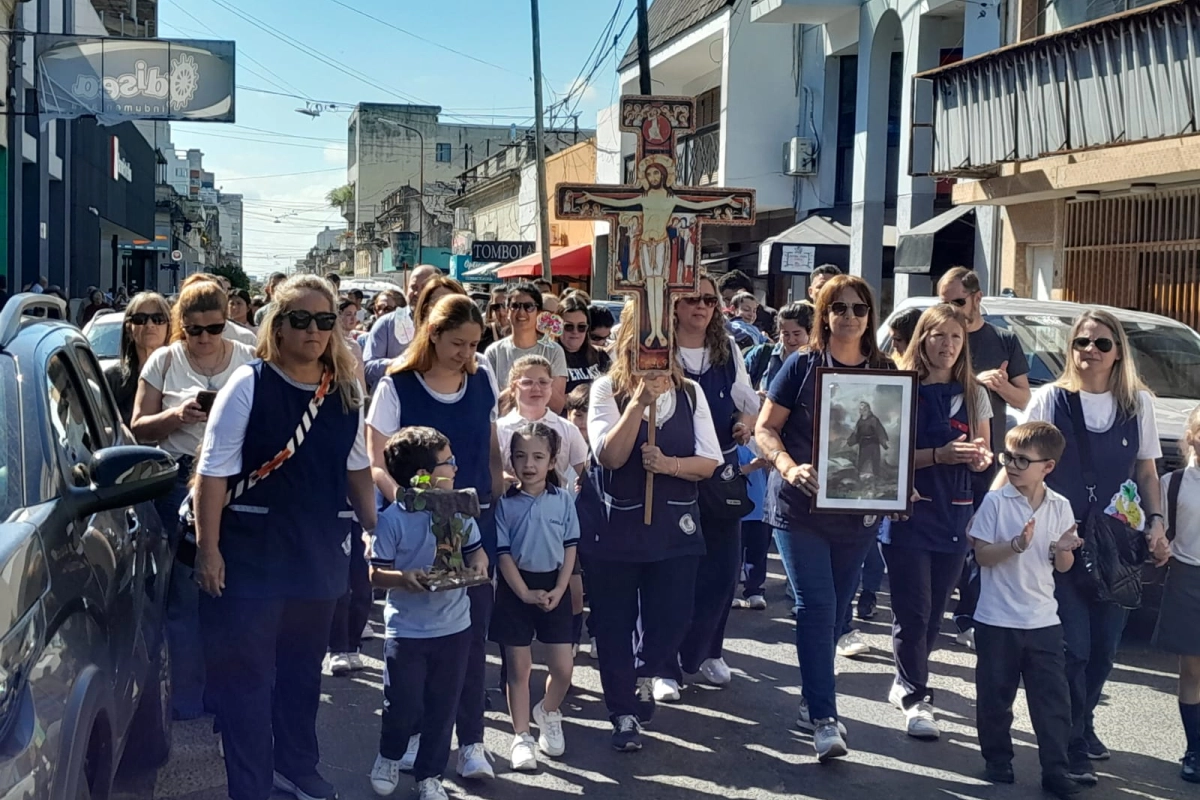 La comunidad educativa peregrin&oacute; por el centro de Concordia.