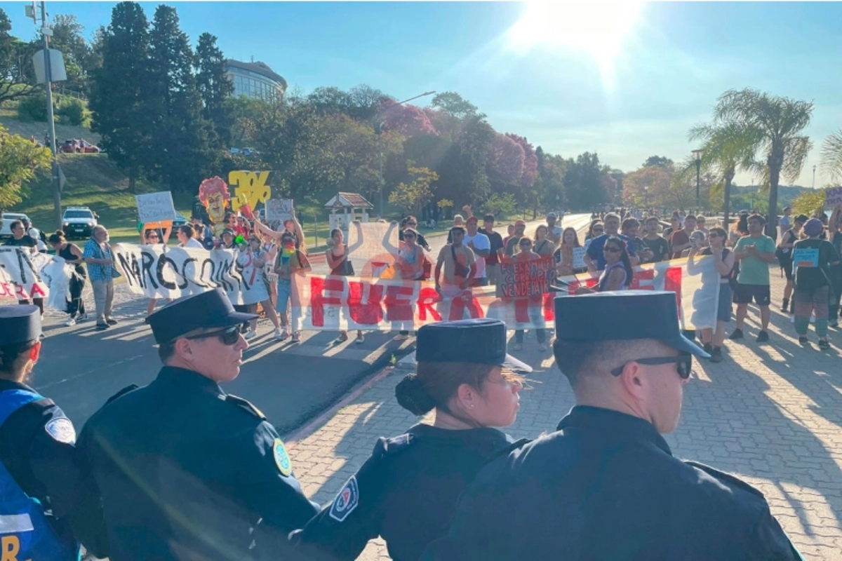 Un grupo de manifestantes se concentró en la costanera de Paraná.