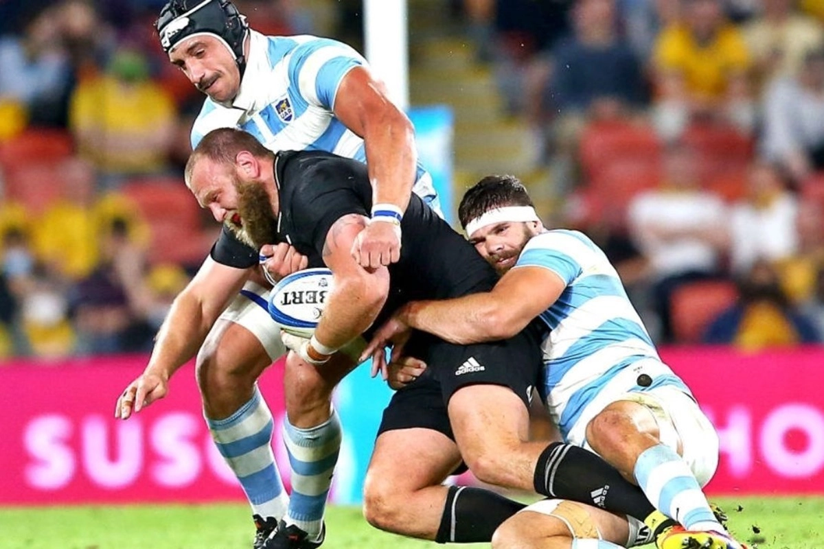 Marcos Kremer en uno de sus tantos tackles con Los Pumas