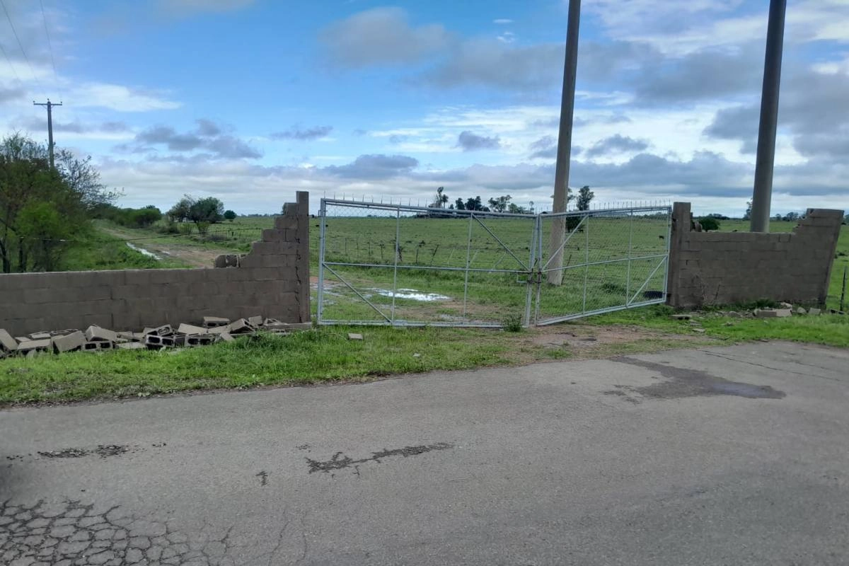 La cabinca de cobro fue arrastrada de su lugar en la entrada al autódromo. La cabinca de cobro fue arrastrada de su lugar en la entrada al autódromo.