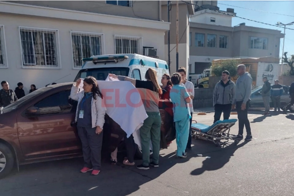 Una mujer dio a luz afuera del hospital.