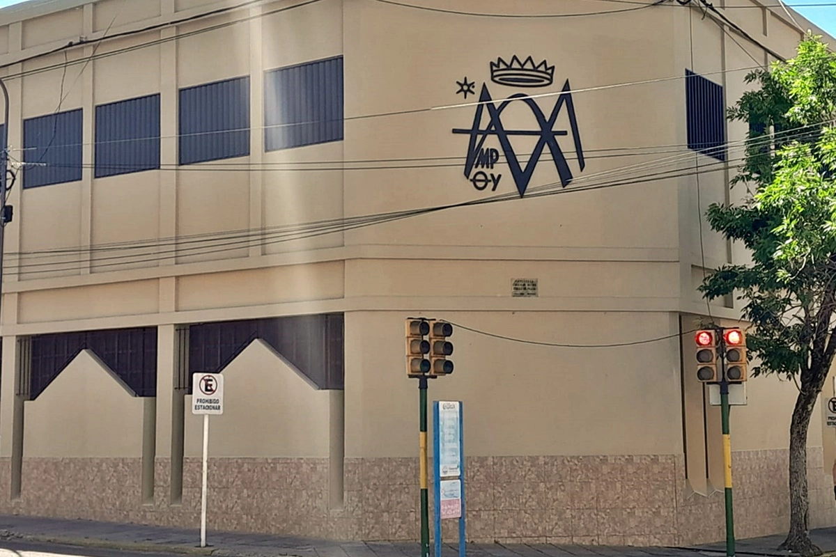 El profesor se desempeñaba en la institución desde hace casi diez años. El profesor se desempeñaba en la institución desde hace casi diez años.