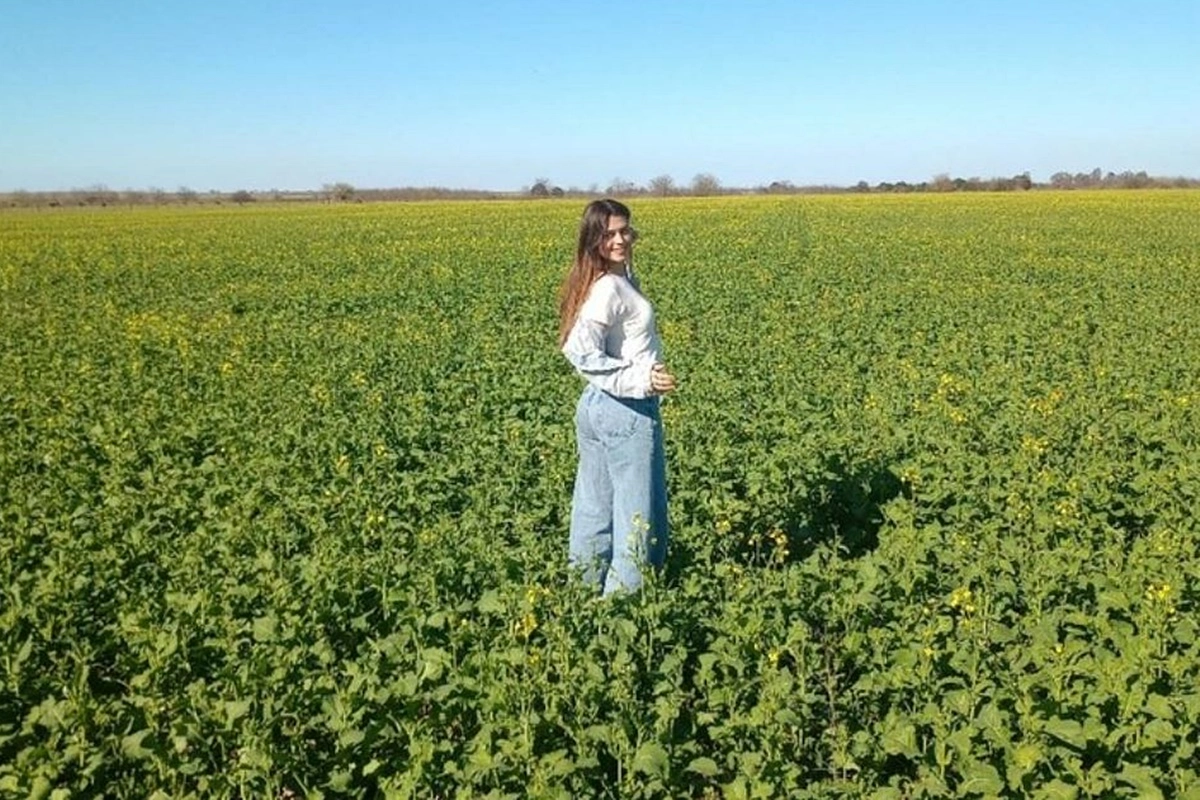 Daiana en los campos de su ciudad.