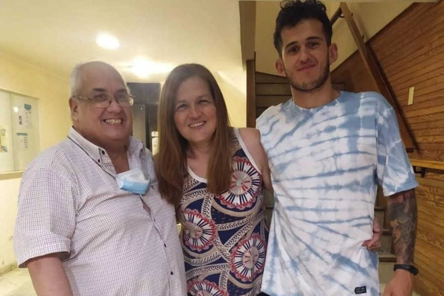 Miguel junto a sus padres Yellis y Miguel.