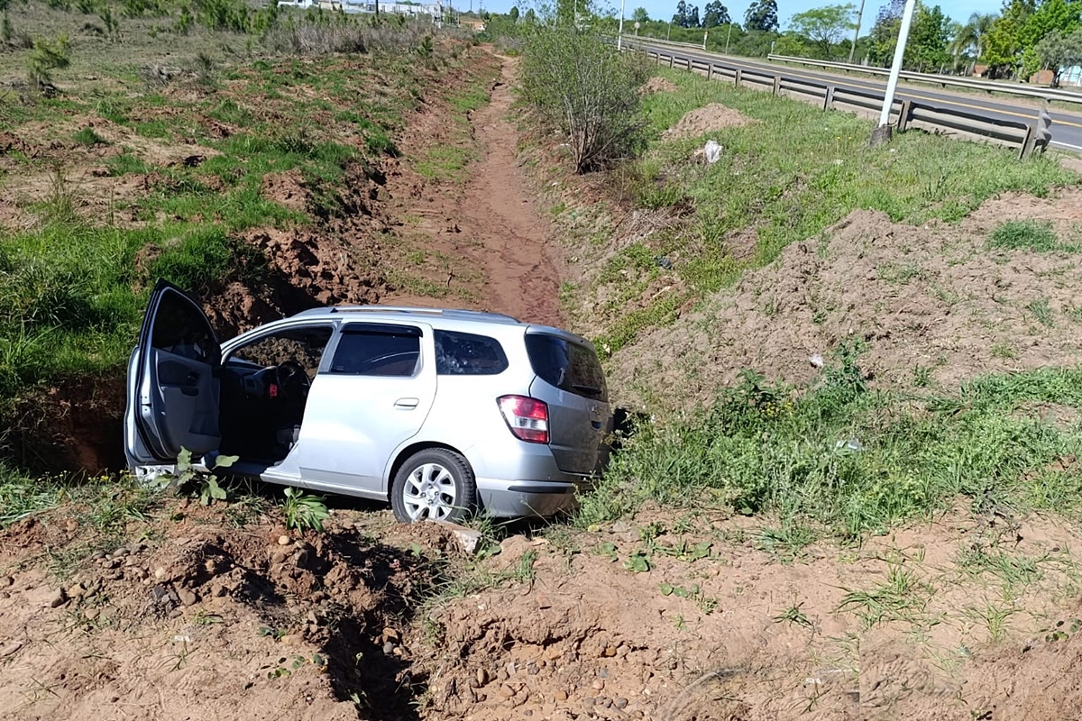 El vehículo terminó al costado del camino. El vehículo terminó al costado del camino.