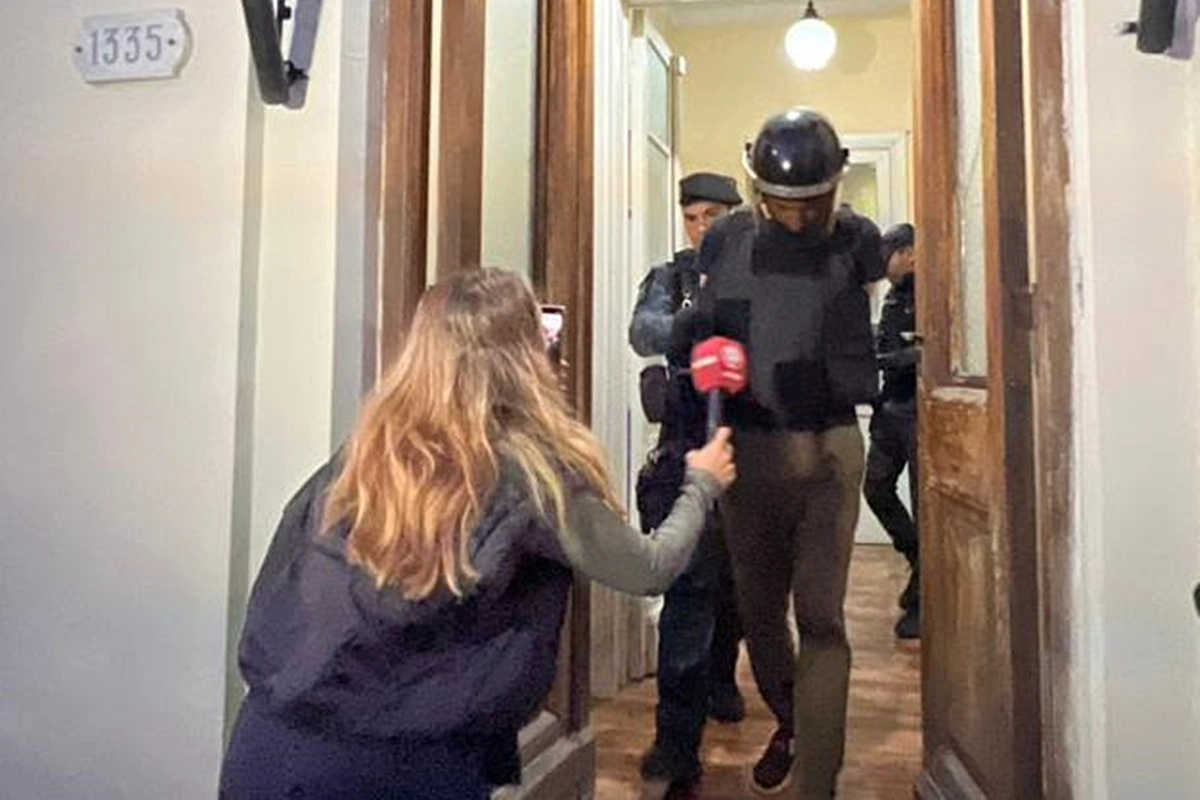 Pedro Laurta, con casco y chaleco antibalas, al salir de la Jefatura Departamental de Gualeguaychú. Pedro Laurta, con casco y chaleco antibalas, al salir de la Jefatura Departamental de Gualeguaychú.