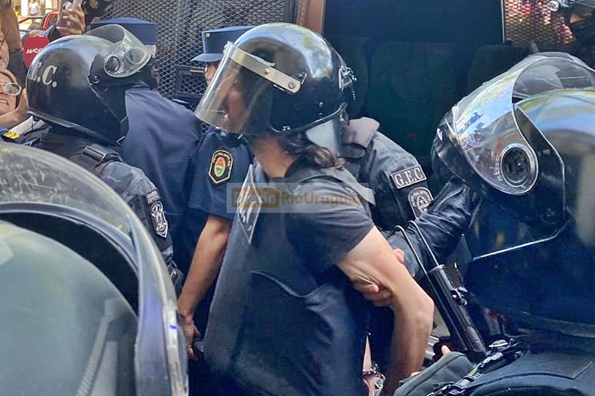 Laurta intentando declarar ante los medios presentes en Concordia. Laurta intentando declarar ante los medios presentes en Concordia.