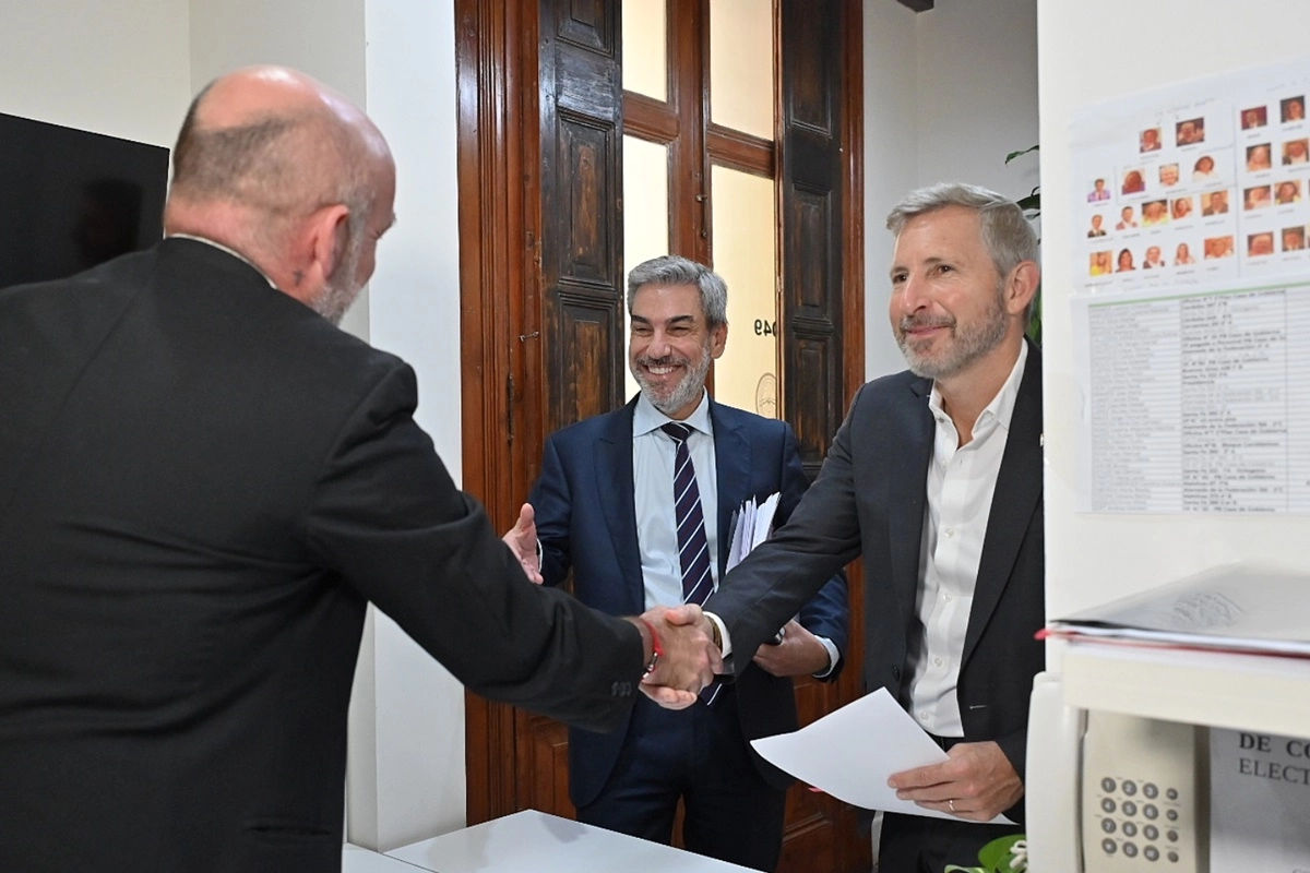 El ministro Boleas y el gobernador Frigerio cumpliendo con la entrega del proyecto en la legislatura