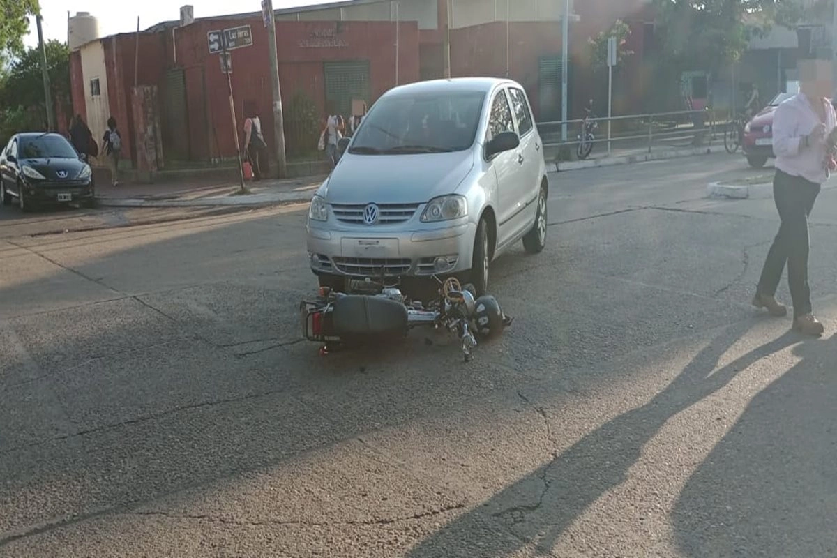 Una persona sufri&oacute; lesiones debido a la colisi&oacute;n entre los dos veh&iacute;culos.