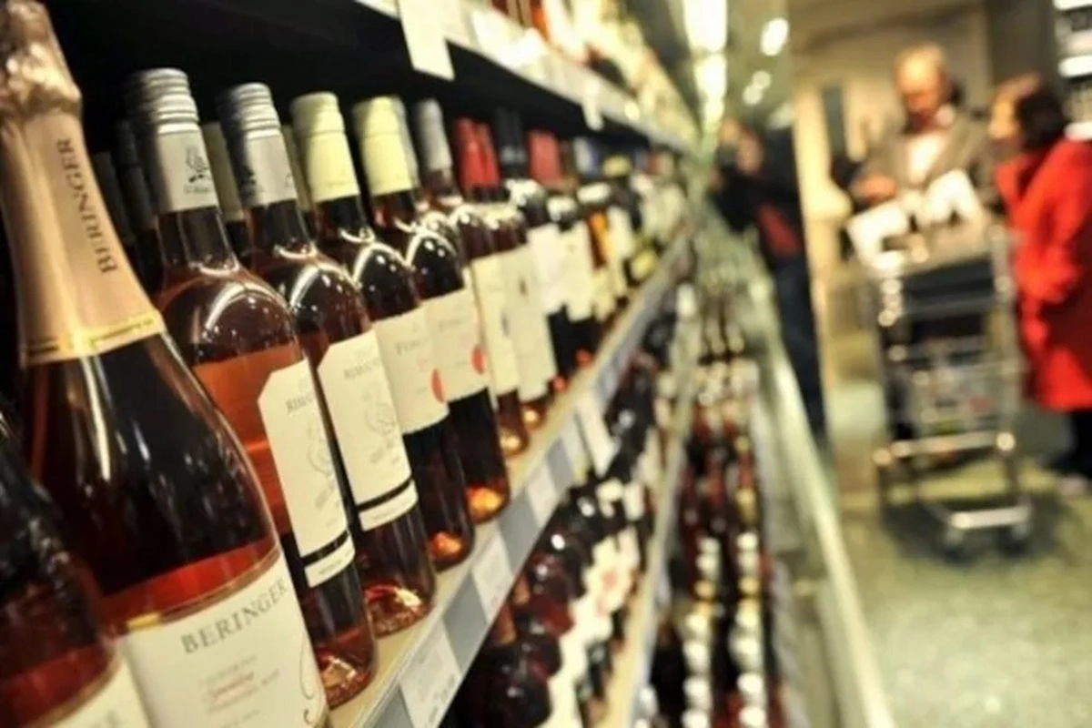 Los comercios pueden abrir pero no vender bebidas alcohólicas. Los comercios pueden abrir pero no vender bebidas alcohólicas.