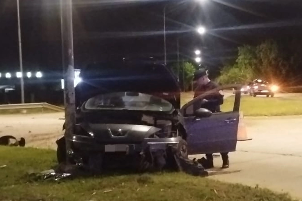 A pesar del fuerte impacto, afortunadamente la conductora no sufrió lesiones. A pesar del fuerte impacto, afortunadamente la conductora no sufrió lesiones.